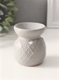 Аромалампа керамика "Цветочки в ромбах" серая 6,3х6,3х7,5см - фото 13921